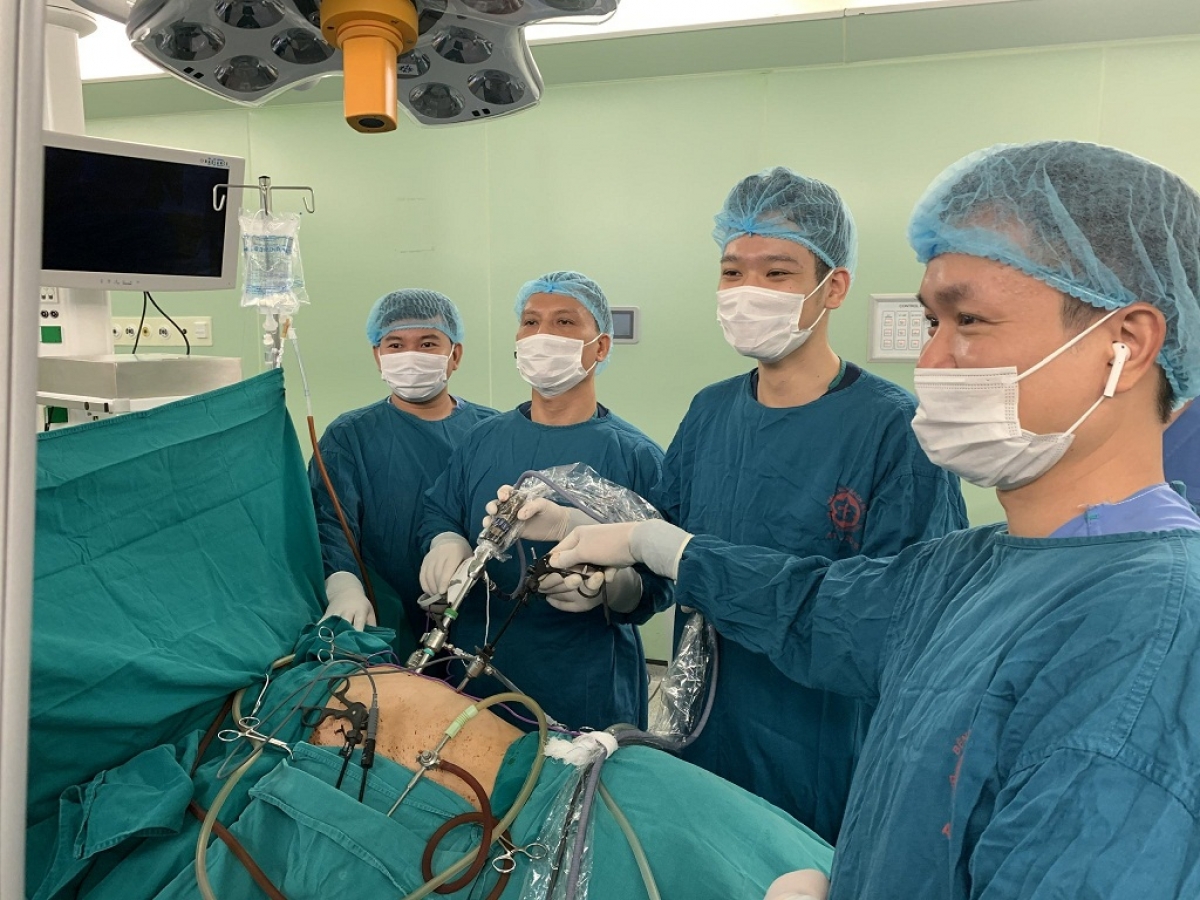Sau 5 giờ đấu trí, ca mổ cắt thực quản và tạo hình đường tiêu hóa trên cho cụ ông trên 80 tuổi đã diễn ra thành công