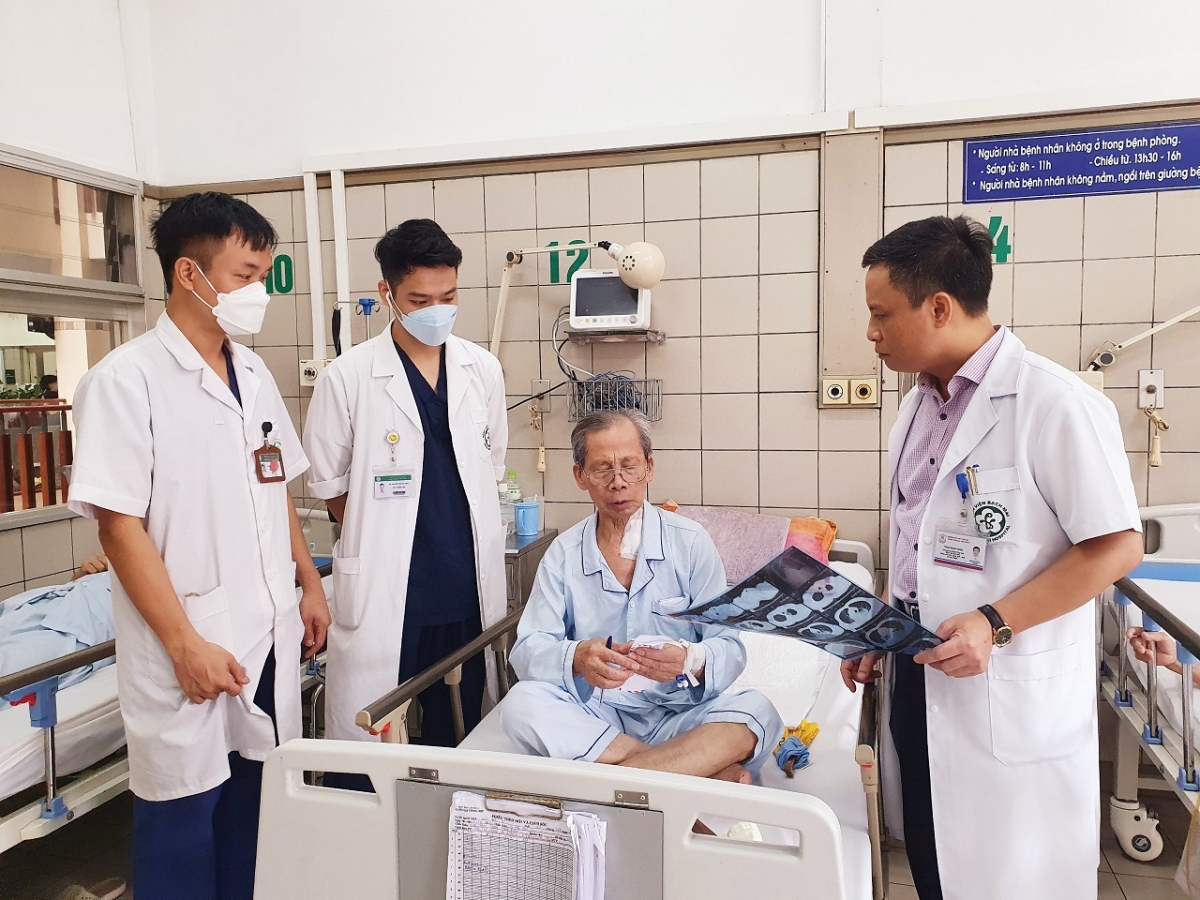 Các bác sĩ thăm hỏi và kiểm tra sức khỏe cho bệnh nhân trước khi được xuất viện