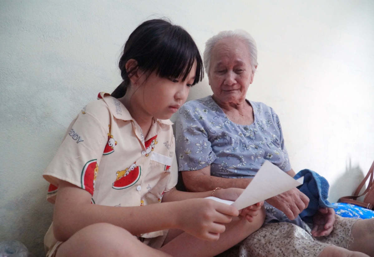 Ngoài giờ đi học, Tí Nị chỉ quanh quẩn ở nhà để đỡ đần, chăm sóc bà Sáu.