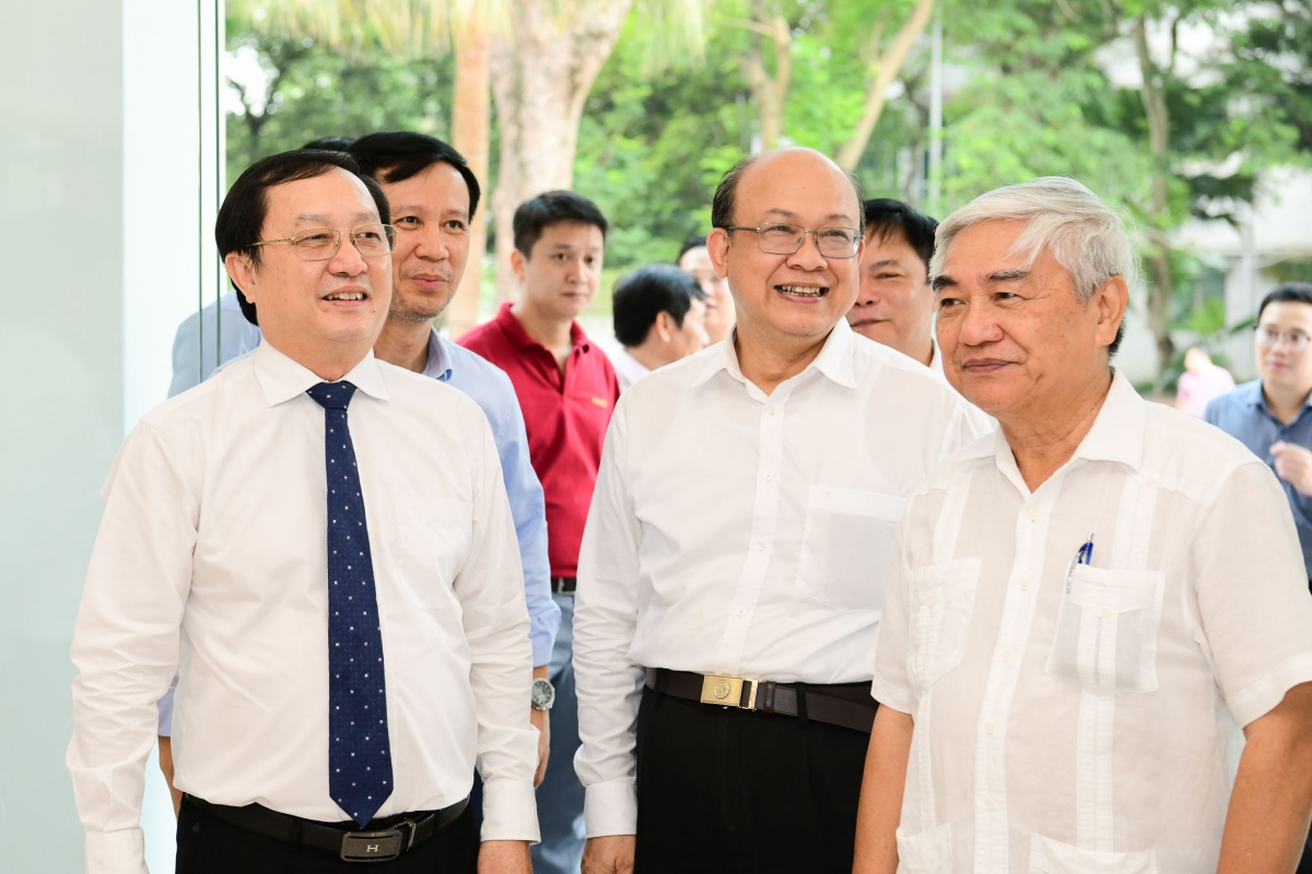 Bộ trưởng Bộ KH&CN Huỳnh Thành Đạt ( ngoài cùng bên trái ) trò chuyện thân mật với Lãnh đạo trường ĐH Bách Khoa Hà Nội 