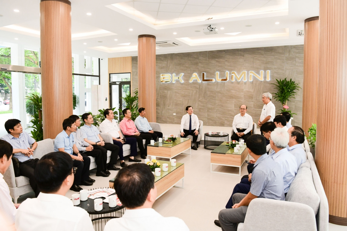 TS Nguyễn Quân (nguyên Bộ trưởng Bộ KH&CN ) báo cáo với Bộ trưởng Huỳnh Thành Đạt 1 số  hoạt động NCKH ở Đại học Bách Khoa Hà Nội 