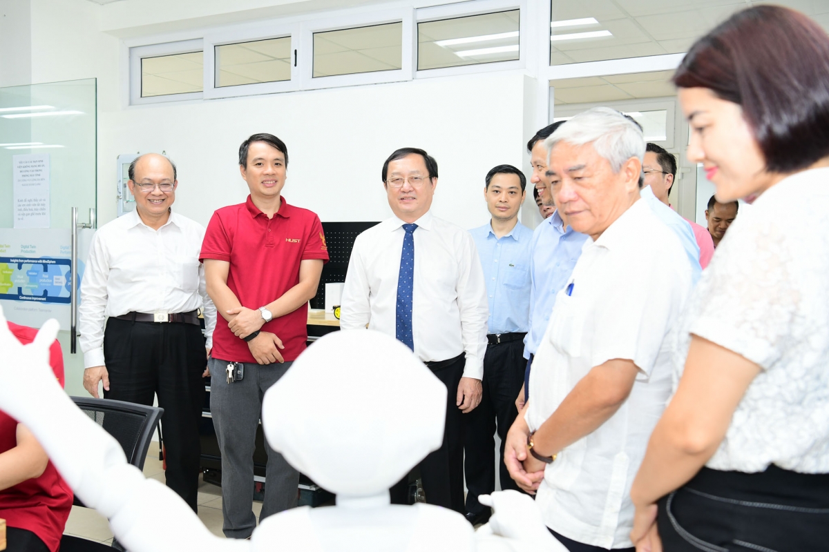 Bộ trưởng Bộ KH&CN Huỳnh Thành Đạt thăm phòng thí nghiệm của trường Cơ khí - ĐH Bách khoa Hà Nội 