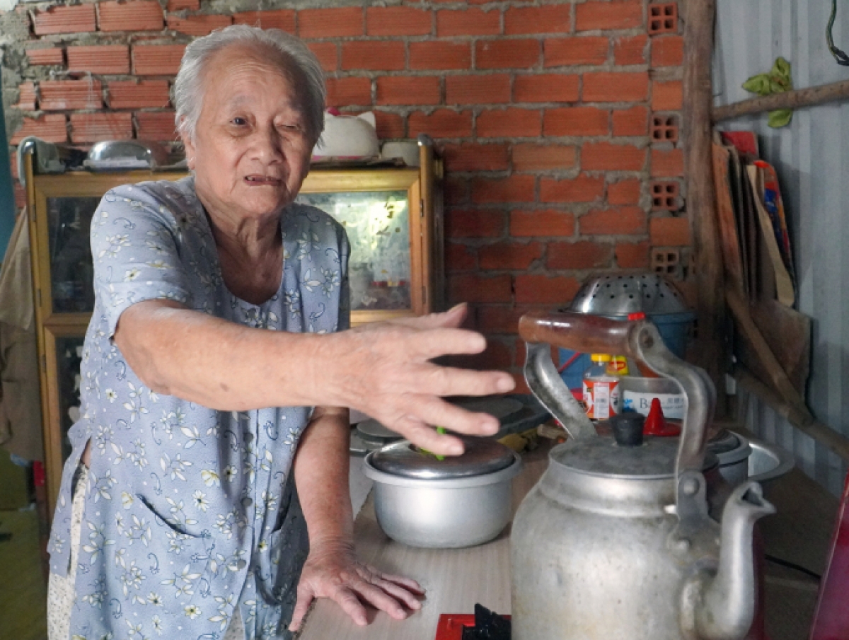 Từ ngày bị tai biến và Covid-19, đôi mắt bà Sáu mờ hẳn, chân tay yếu đi nhiều, mỗi khi muốn đi lại phải nhờ bé Tí Nị dìu