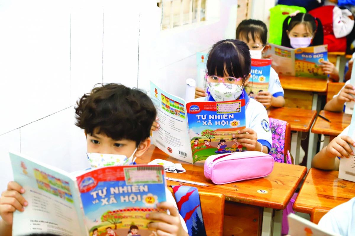 Để giảm áp lực cho học sinh, Bộ GD-ĐT sẽ trình Chính phủ phương án sử dụng ngân sách nhà nước mua sách giáo khoa phổ thông cho học sinh mượn từ năm học 2022-2023. 