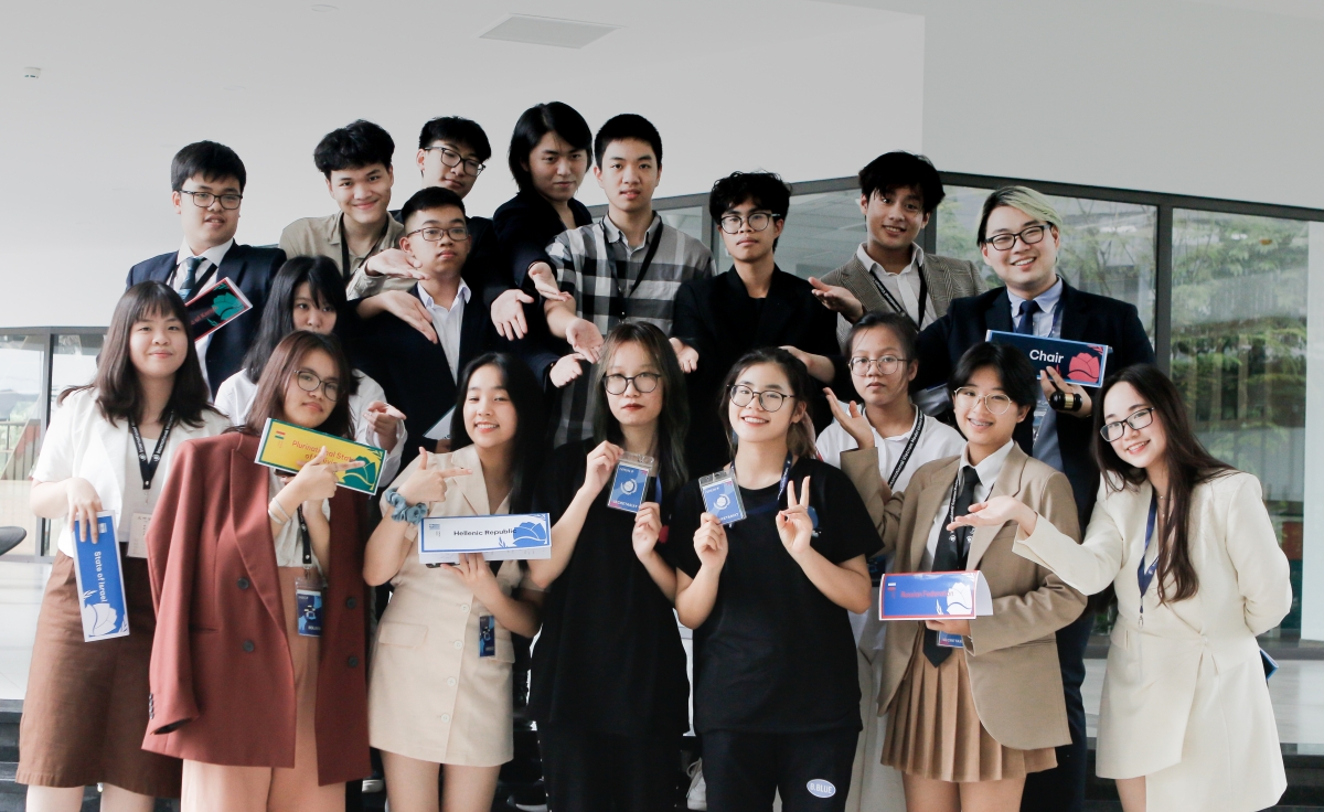 Các bạn trẻ được đống vai đại diện các quốc gia để trình bày vấn đề tại Hội nghị mô phỏng Liên Hợp quốc 