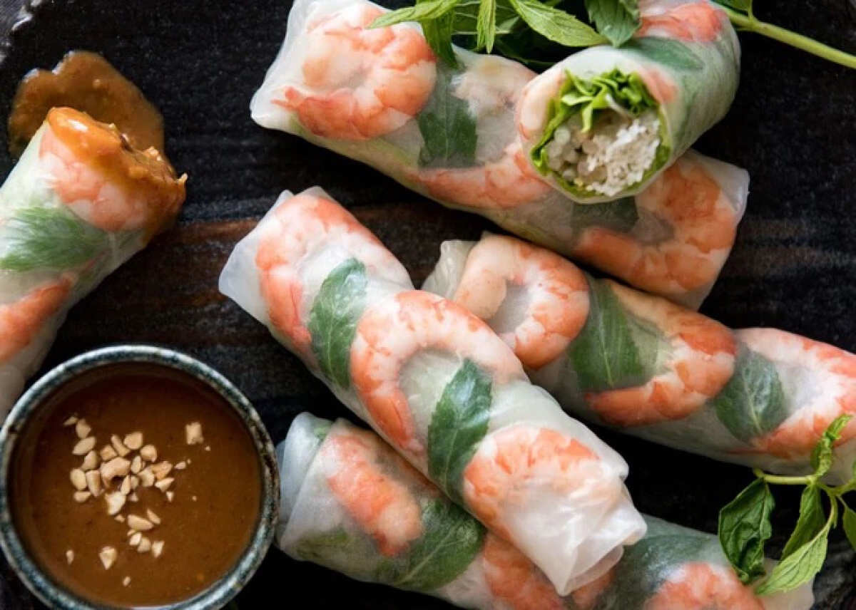 Món bánh tráng cuốn tôm là một trong 29 món ăn ngon mà Tạp chí quốc tế nổi tiếng Vogue (Anh) đã lựa chọn để giới thiệu cho du khách đến Việt Nam