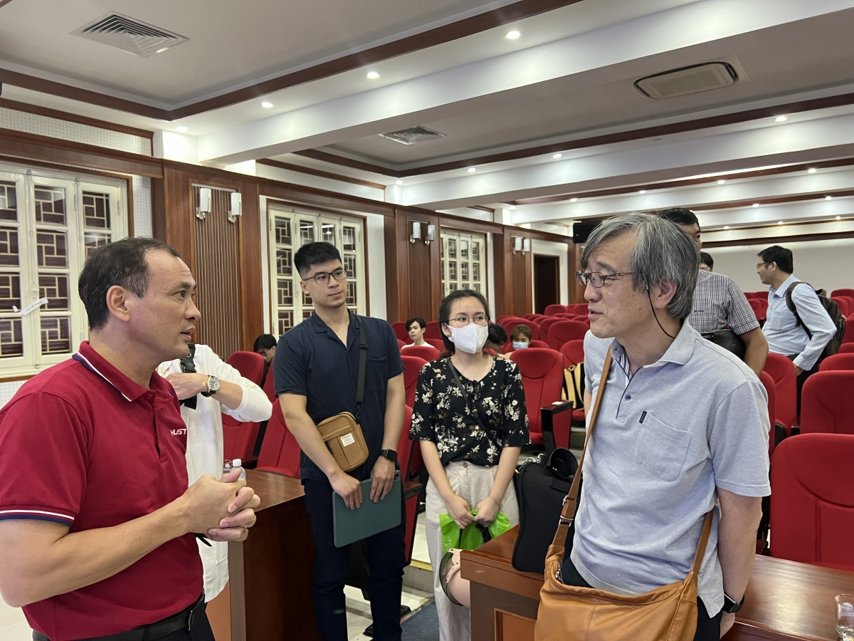 GS Hitoshi Tanaka trao đổi với GS Nguyễn Trung Việt và các em sinh viên ngoài giờ giảng 