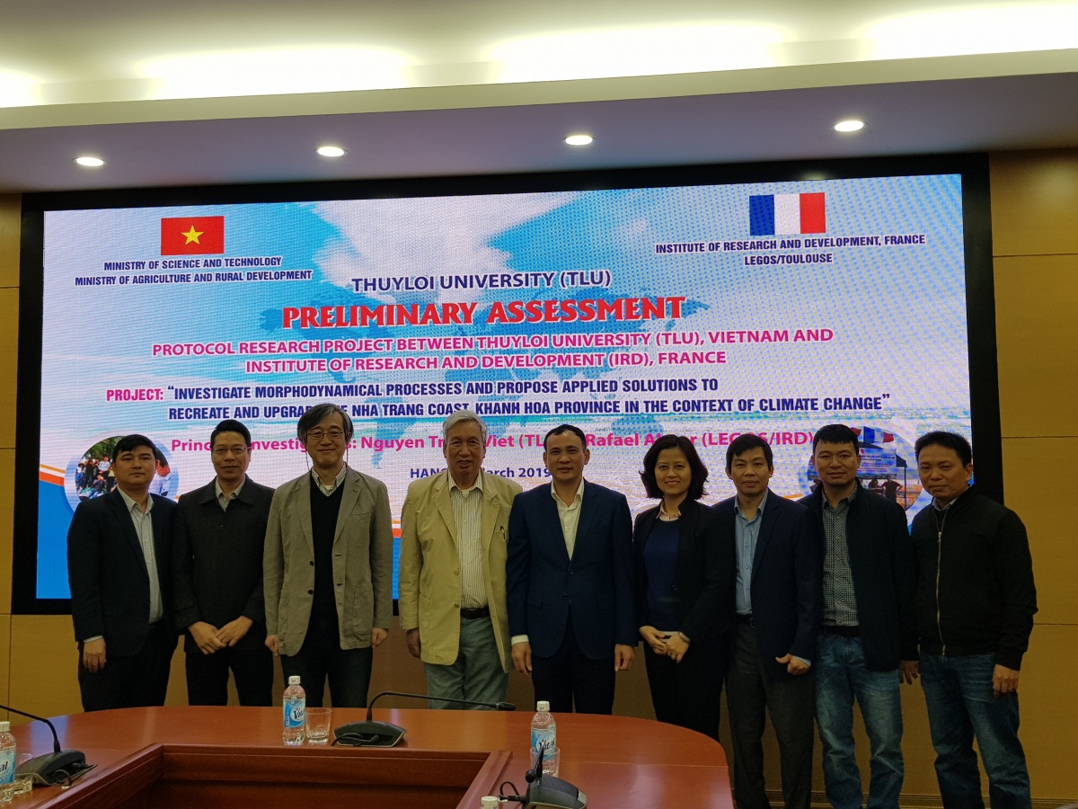 GS Hitoshi Tanaka (thứ ba từ trái sang) cùng các chuyên gia ngành công trình biển tại Hội thảo quốc tế (năm 2019)