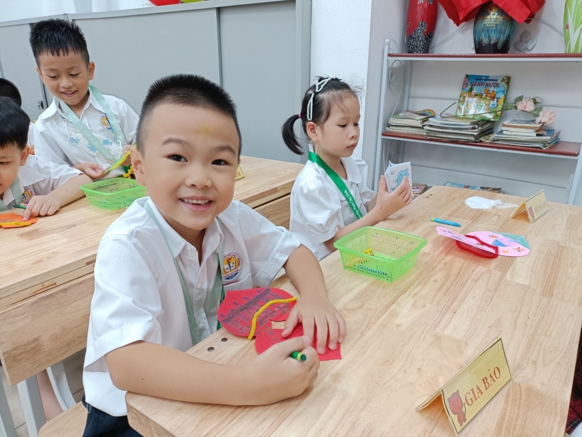 Gương mặt biểu cảm của học sinh lớp 1 trong buổi đầu tựu trường.