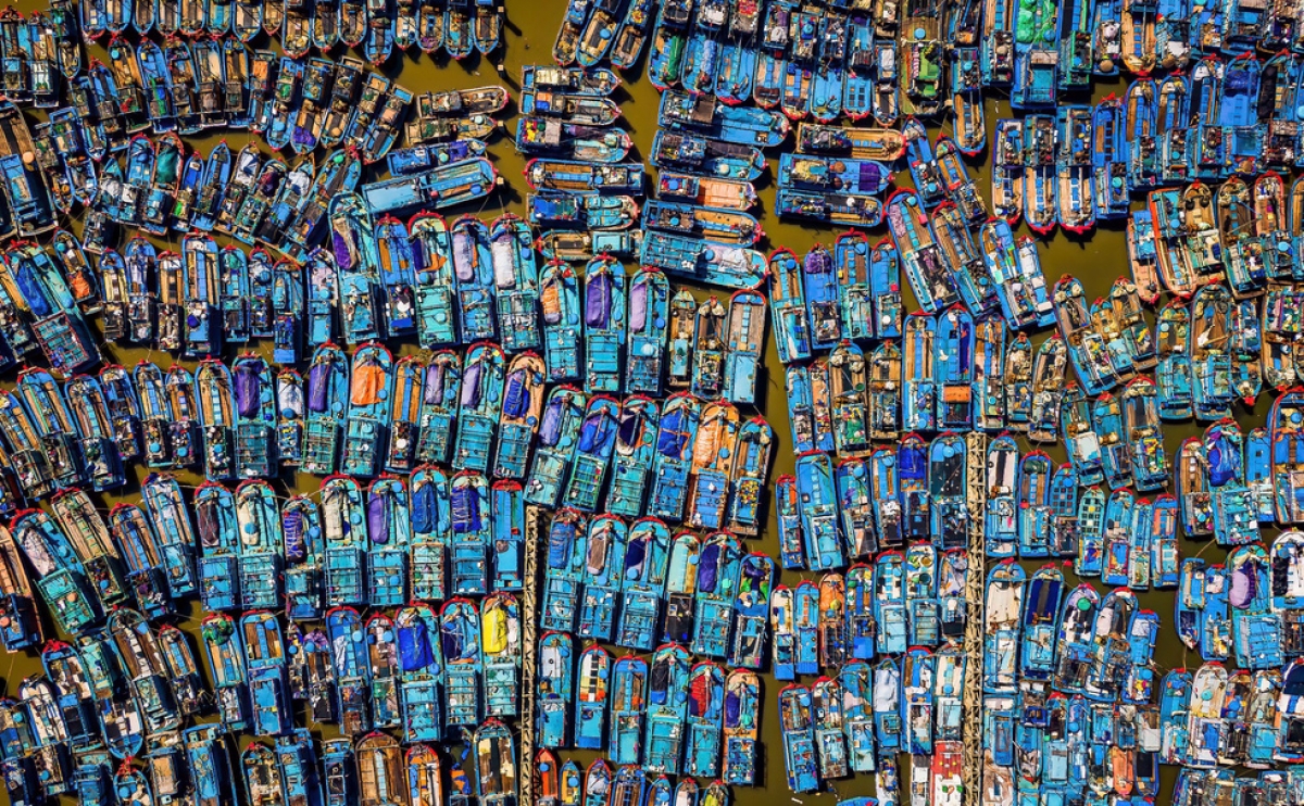 Tác phẩm Matrix of boats (Ma trận tàu cá) của nhiếp ảnh gia Cao Nguyên Vũ (tức Alex Cao, 38 tuổi, ngụ TP Quảng Ngãi) đã giành giải nhất hạng mục 