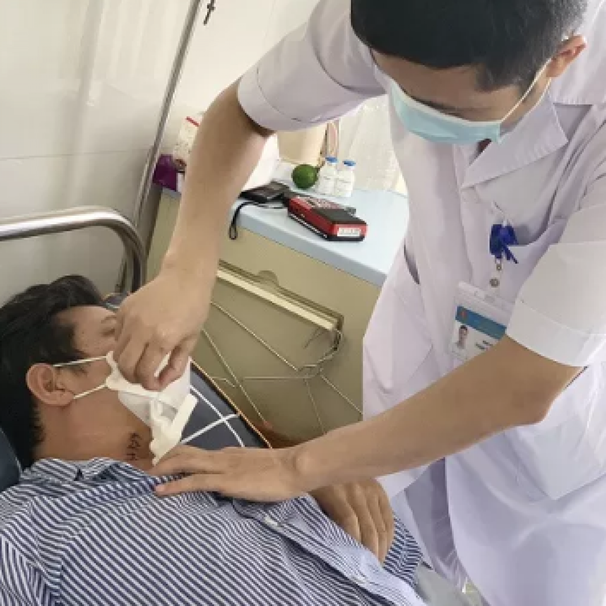 Vị trí mảnh gỗ nằm trong cổ bệnh nhân