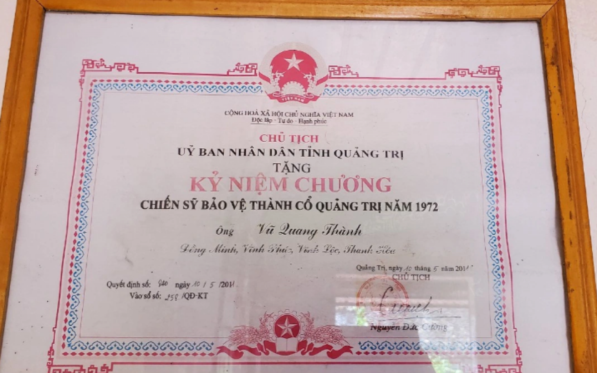 Ông Thành vinh dự được Chủ tịch UBND tỉnh Quảng Trị tặng kỷ niệm chương 