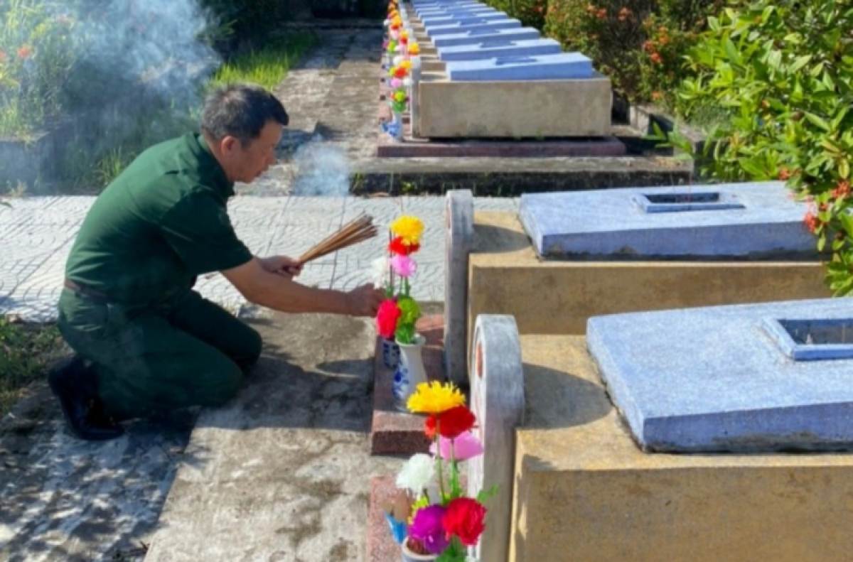 Ông Thành thắp hương, viếng những đồng đội của mình