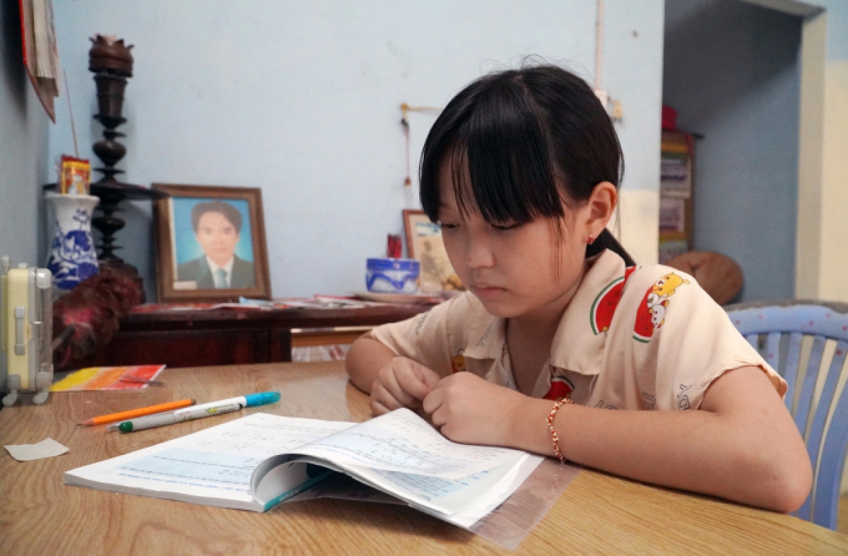  Cô bé Tí Nị ước mơ làm bác sĩ thú y để có điều kiện chăm sóc những chú chó, mèo bị chủ bỏ rơi.