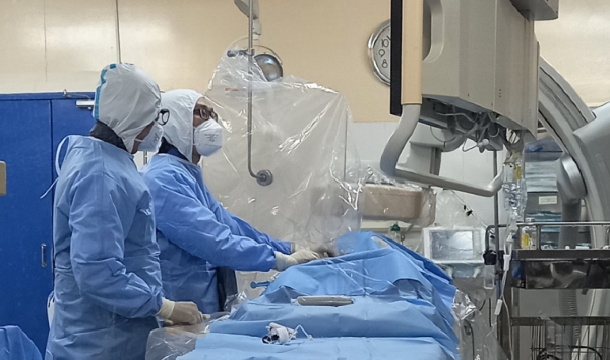 Bệnh nhân đang được đặt stent can thiệp nhồi máu cơ tim