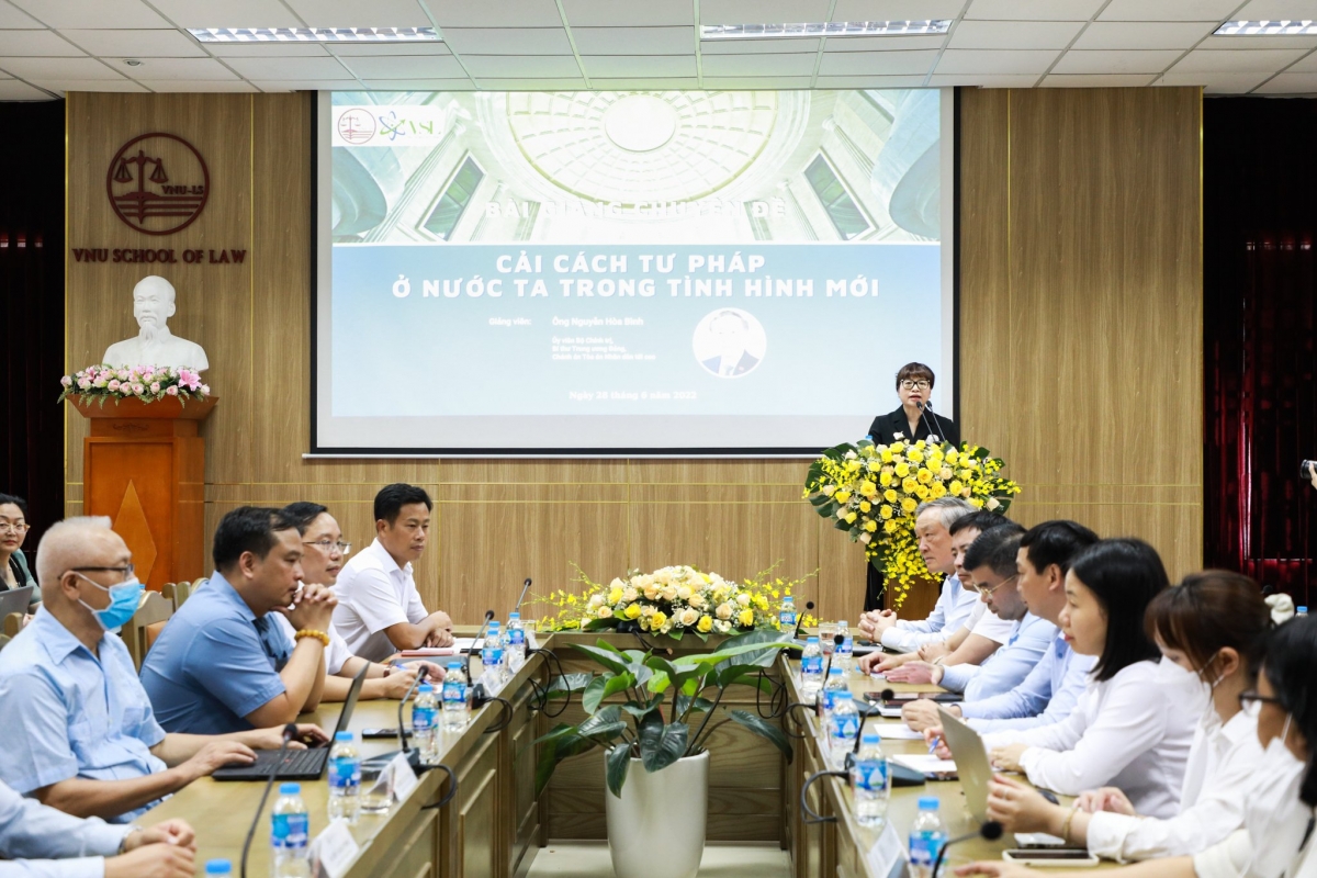 Trước khi có quyết định thành lập Trường đại học, Khoa Luật là một trong những đơn vị trực thuộc ĐHQG Hà Nội có thành tích xuất sắc trong hoạt động nghiên cứu khoa học