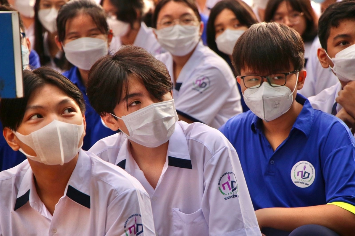 Thời điểm này mỗi thầy cô cùng một lúc cùng tải 2 chương trình – một chương trình cũ và một chương trình mới
