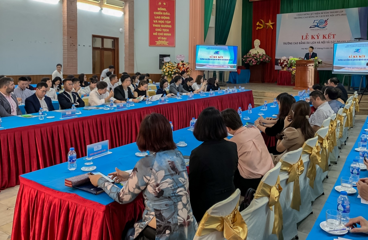 Lễ ký kết hợp tác có sự tham gia của nhiều doanh nghiệp có thương hiệu trong lĩnh vực khách sạn, nhà hàng, lữ hành. 
