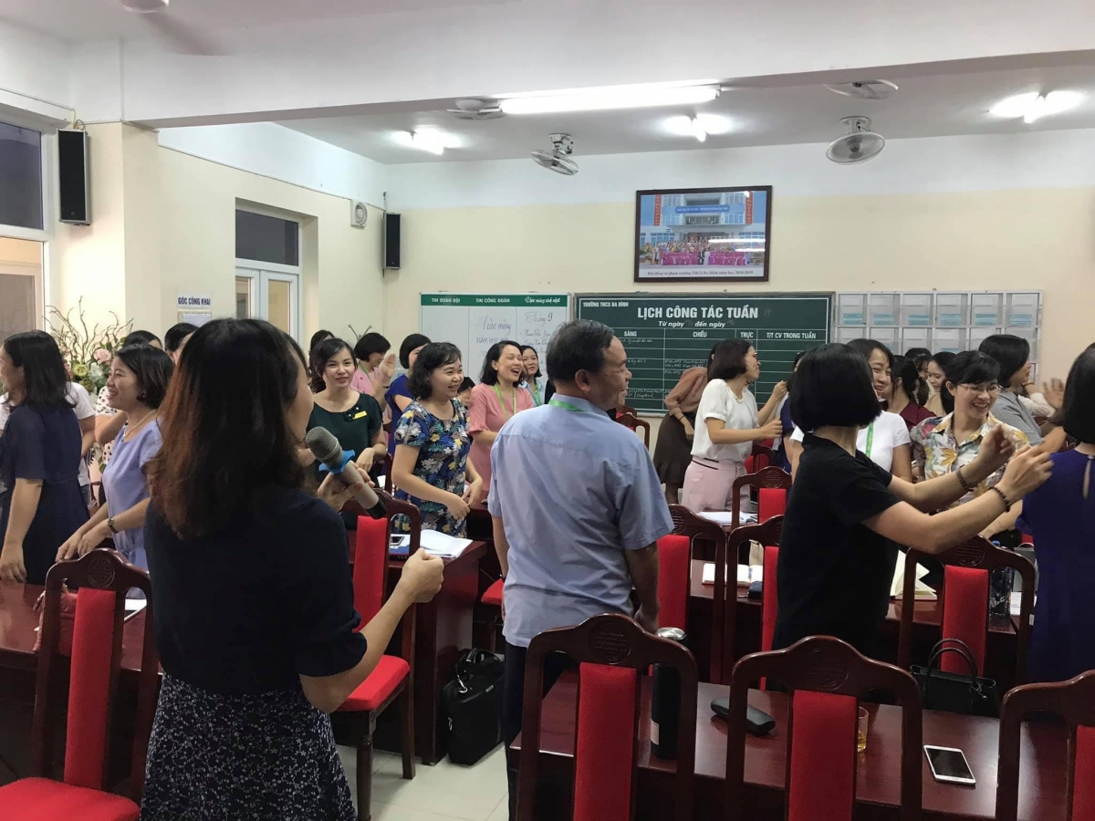 Thông qua những khóa học về Trường học hạnh phúc, các thầy cô được hỗ trợ thêm những phương pháp khiến không khí giờ học trở nên thoải mái và gần gũi hơn.