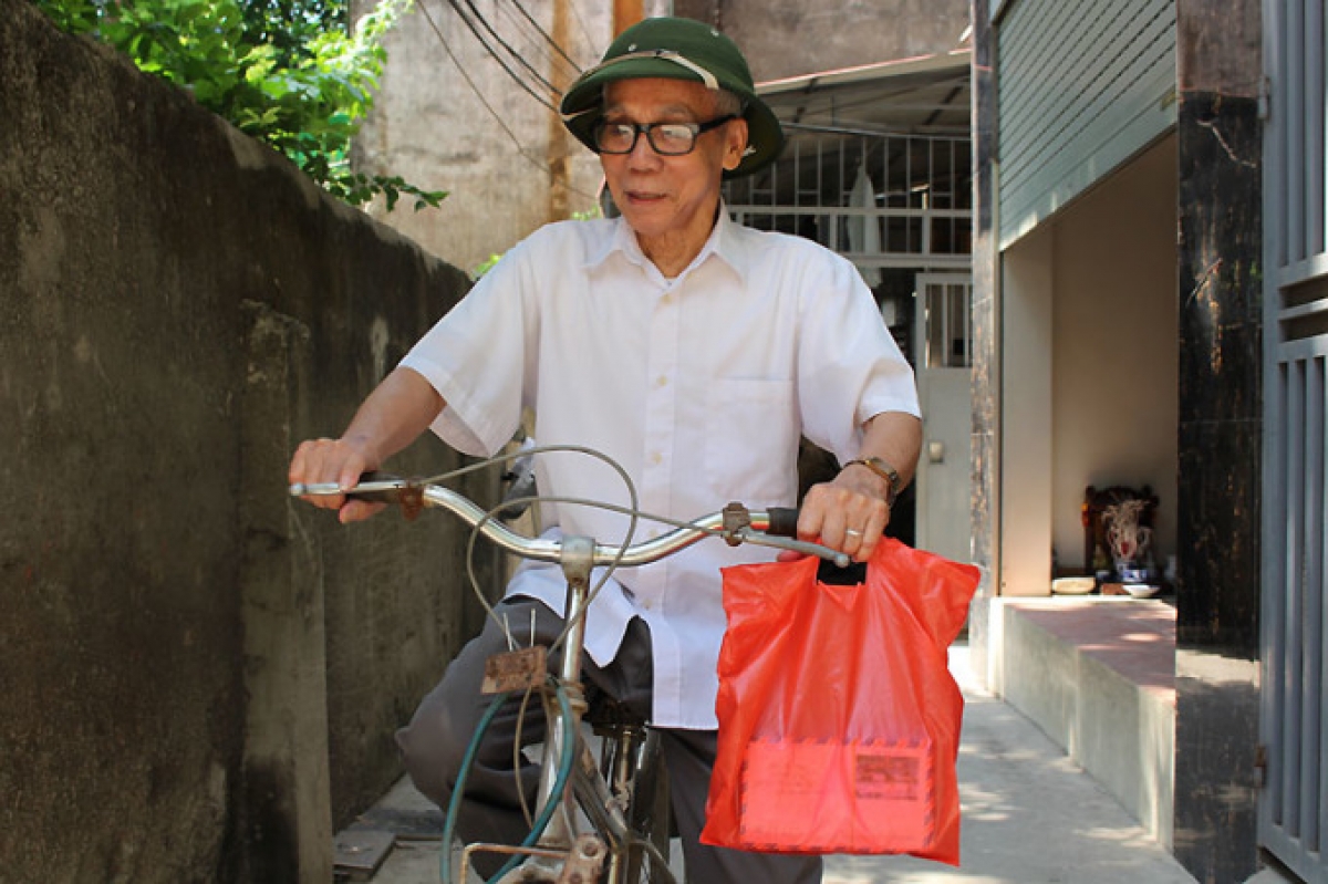 Trước đây, bưu điện cách nhà hơn 2 km, nhưng hiện nay, bưu điện mới xây cách nhà ông Xuân chỉ 5 phút đạp xe. 