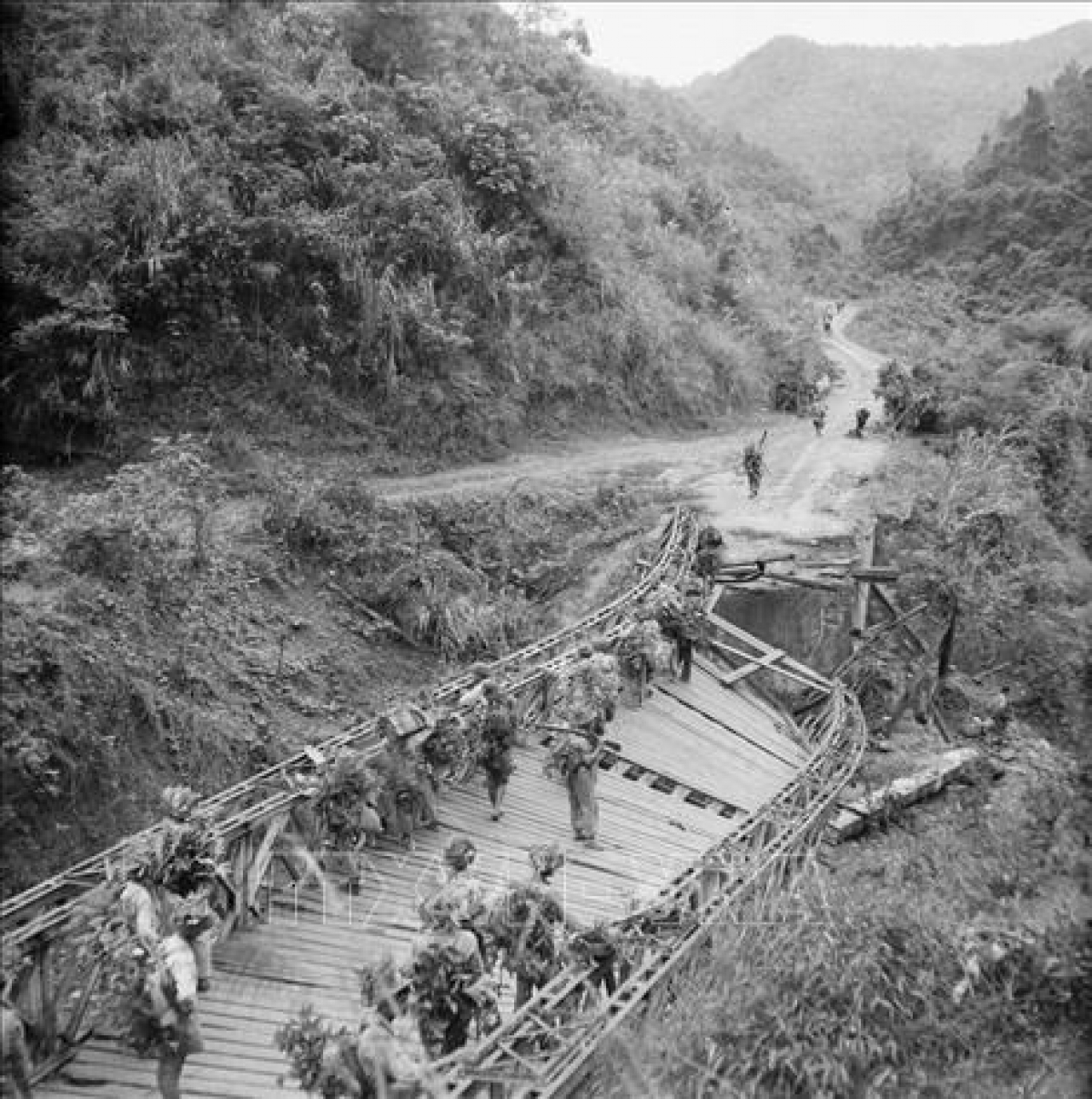 Bộ đội ta tiến vào giải phóng Thất Khê trong Chiến dịch biên giới 1950