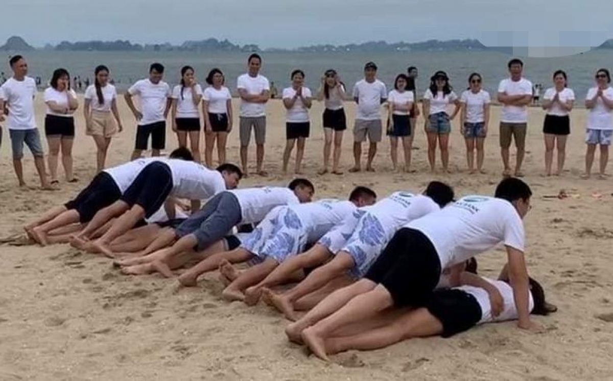 Trò chơi hít đất đôi gây phản cảm cho người xem