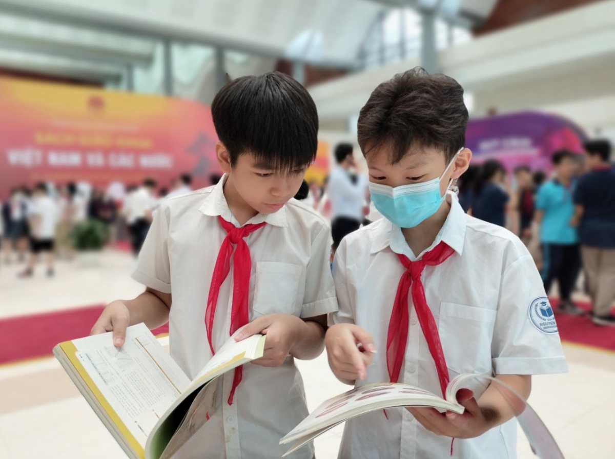 Tại hội thảo và Trưng bày sách giáo khoa giáo dục phổ thông, Bộ GD-ĐT các NXB đã trưng bày các bộ SGK theo chương trình giáo dục 2018 và các bộ SGK của các nước trên thế giới để học sinh, giáo viên tham khảo, đối sánh