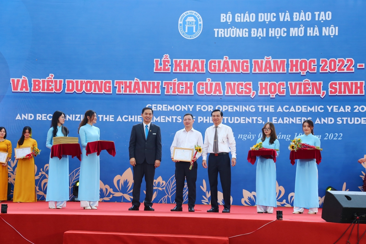 TS Phạm Như Nghệ, Phó Vụ trưởng Vụ Giáo dục Đại học, Bộ Giáo dục và Đào tạo cùng TS Dương Thăng Long, Phó Bí thư Đảng ủy- Phó Hiệu trưởng trao giấy khen, phần thưởng và tặng hoa cho các sinh viên đạt thành tích tốt trong học tập và công tác lớp.