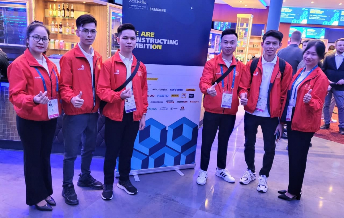 Thí sinh Nguyễn Xuân Thái (thứ 3 từ trái sang) và thí sinh Nguyễn Thanh Tùng (thứ 4 từ trái sang) vừa giành 2 huy chương cho đoàn Việt Nam