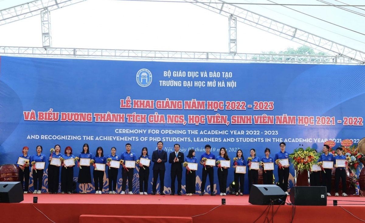 Đồng chí Nguyễn Đức Tiến, Ủy viên Ban chấp hành Trung ương Đoàn, Phó Bí thư thường trực Thành đoàn, Chủ tịch Hội Liên hiệp thanh niên Việt Nam Thành phố Hà Nội và TS Bùi Thanh Sơn, Phó Hiệu trưởng khen thưởng các cá nhân có thành tích trong công tác Đoàn- Hội và phong trào sinh viên năm học 2021-2022.