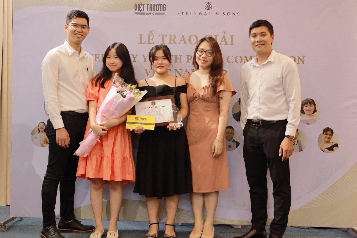 Cô Nguyễn Thị Mỹ Dung (thứ hai từ bên phải) và  em Nguyễn Đỗ Anh Thư (đứng giữa) 