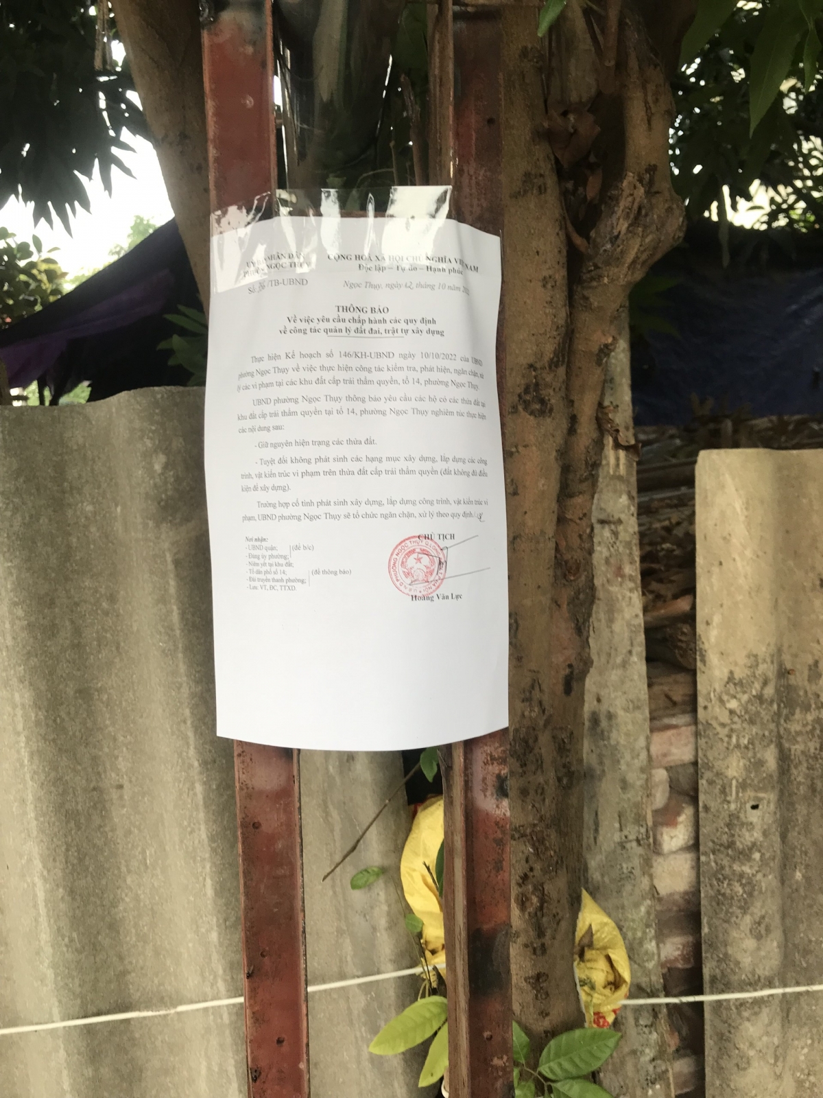 Thông báo của UBND phường Ngọc Thụy được dán sơ sài trên cột barie