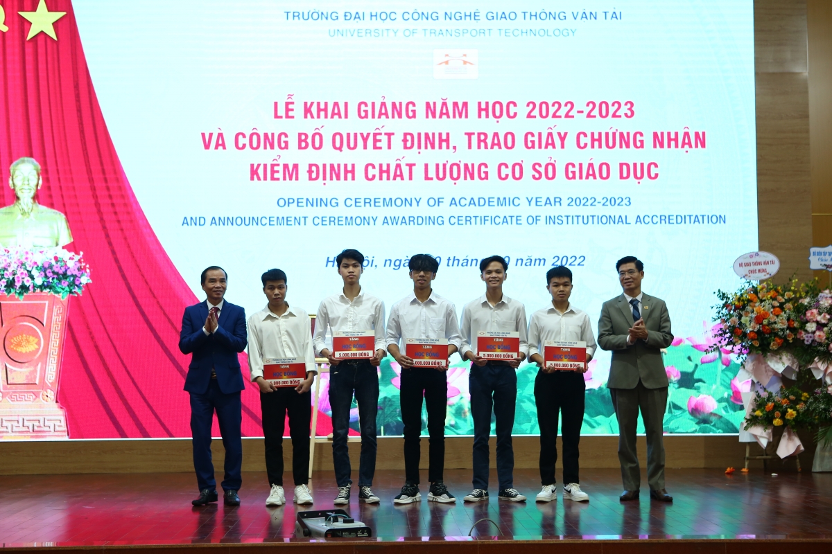 5 sinh viên có thành tích xuất sắc được trao học bổng 