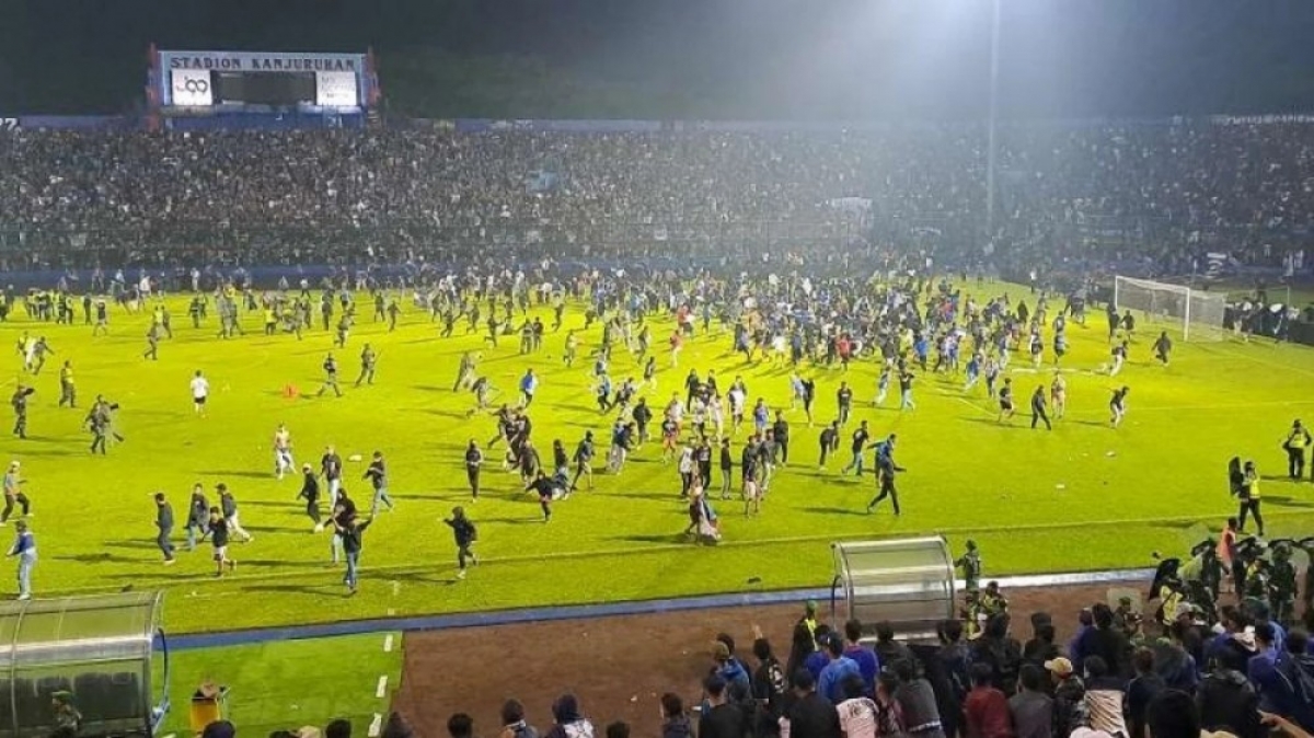 Bạo loạn diễn ra tại sân Kanjuruhan (Indonesia) và tối 1/10
