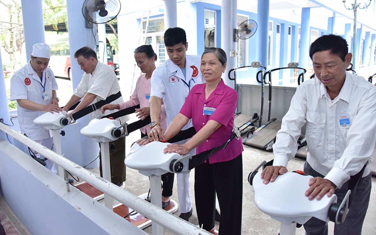 Người cao tuổi sử dụng các dịch vụ khám chữa bệnh