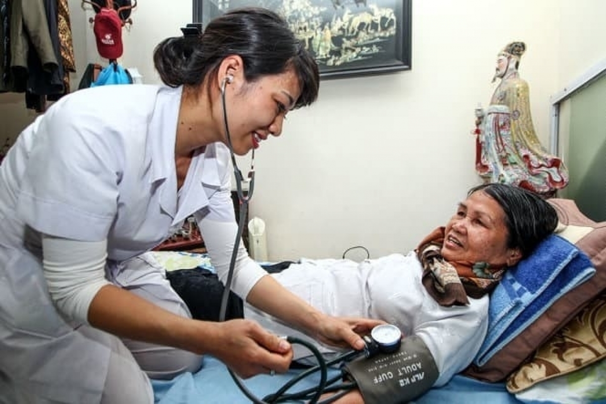 Người cao tuổi và người cao tuổi mắc bệnh mạn tính được khám, chăm sóc sức khỏe tại nhà trong giai đoạn dịch covid 19 diễn biến phức tạp