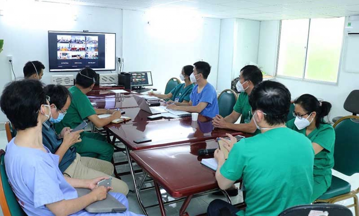 Các y bác sĩ thực hiện hội chẩn từ xa để điều trị cho người bệnh