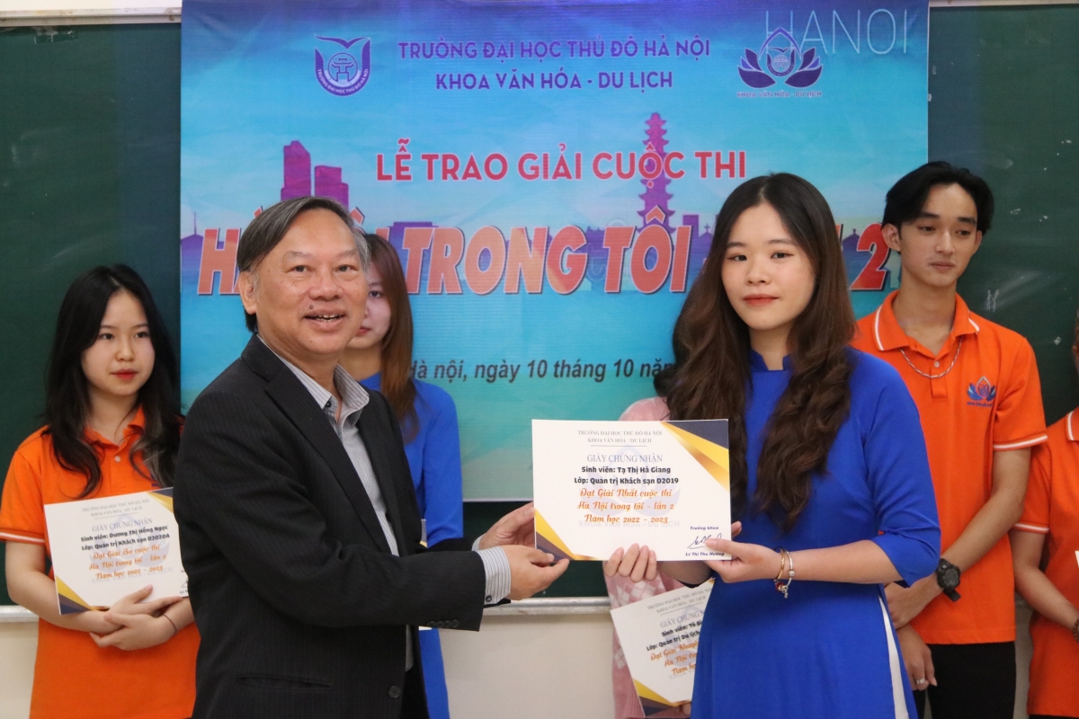Sinh viên Tạ Thị Hương Giang, thí sinh đoạt giải Nhất cuộc thi 