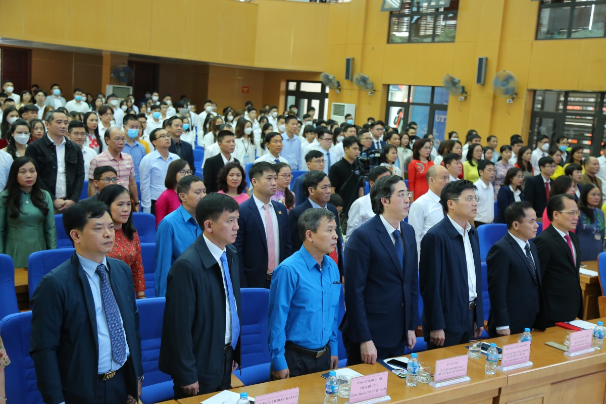 Các đại biểu và thầy trò nhà trường hát  Quốc ca và làm lễ chào cờ trước giờ khai giảng năm học mới 2022-2023