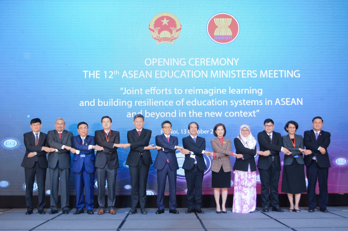 Phó Thủ tướng Chính phủ Vũ Đức Đam; Lãnh đạo Bộ GD-ĐT các nước Asean ​​​​​​chụp ảnh lưu niệm
tại Lễ khai mạc Hội nghị Bộ trưởng Giáo dục ASEAN lần thứ 12
