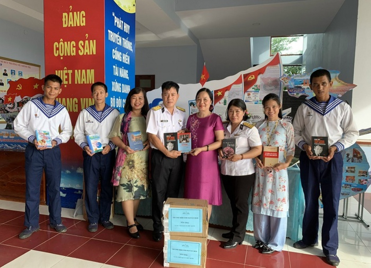 Tặng sách và học bổng cho một số trường ở Phú Quốc, Kiên Giang 