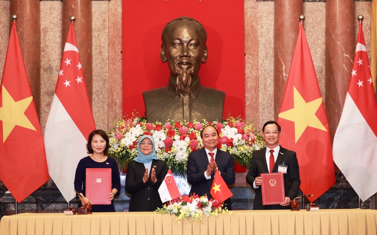 Chủ tịch nước Nguyễn Xuân Phúc và Tổng thống Singapore chứng kiến Lễ Ký kết Biên bản ghi nhớ trong lĩnh vực Giáo dục nghề nghiệp giữa Tổng cục Giáo dục nghề nghiệp, Bộ Lao động – Thương binh và Xã hội Việt Nam và Viện Giáo dục Kỹ thuật Singapore (ITE)