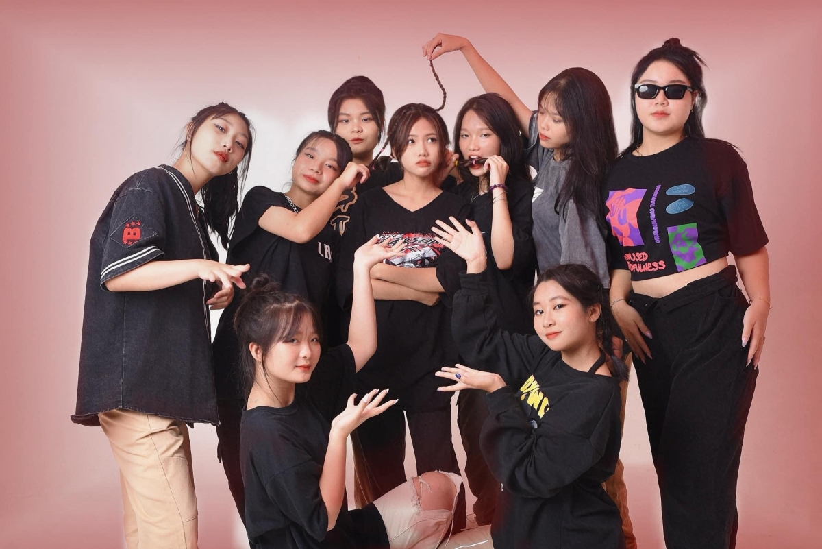 Các nhà trường dần thích ứng với xu hướng mới trong việc tạo ra các hoạt động để các em có cơ hội thể hiện năng khiếu cũng như cập nhật xu hướng ăn mặc, trang điểm của cuộc sống hôm nay xong vẫn phù hợp lứa tuổi.