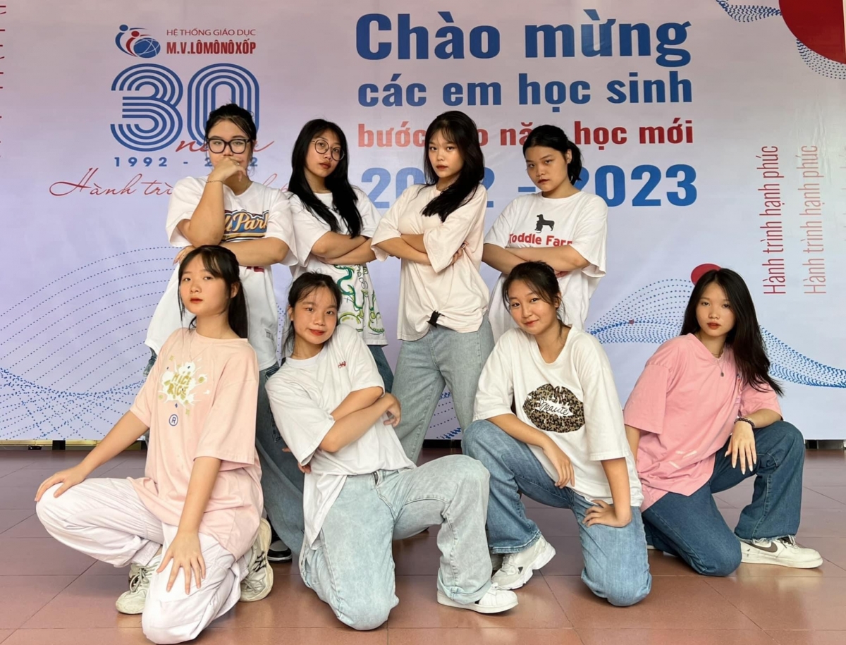 Một chút thay đổi trong những trang phục ngày thường nhờ sáng tạo, các em đã có thể tạo nên phong cách riêng cho bài biểu diễn ở trường học.