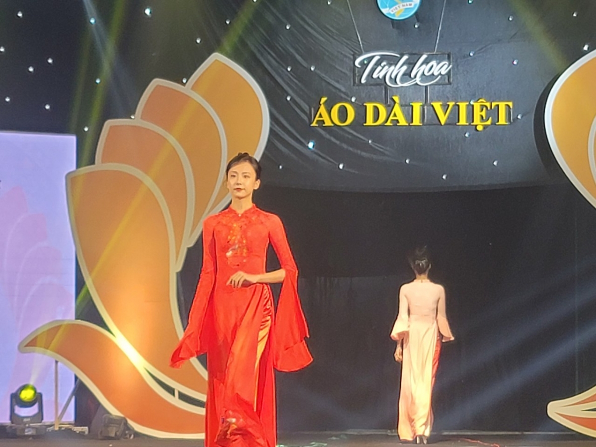 Áo dài trình diễn tại chương trình nghệ thuật 