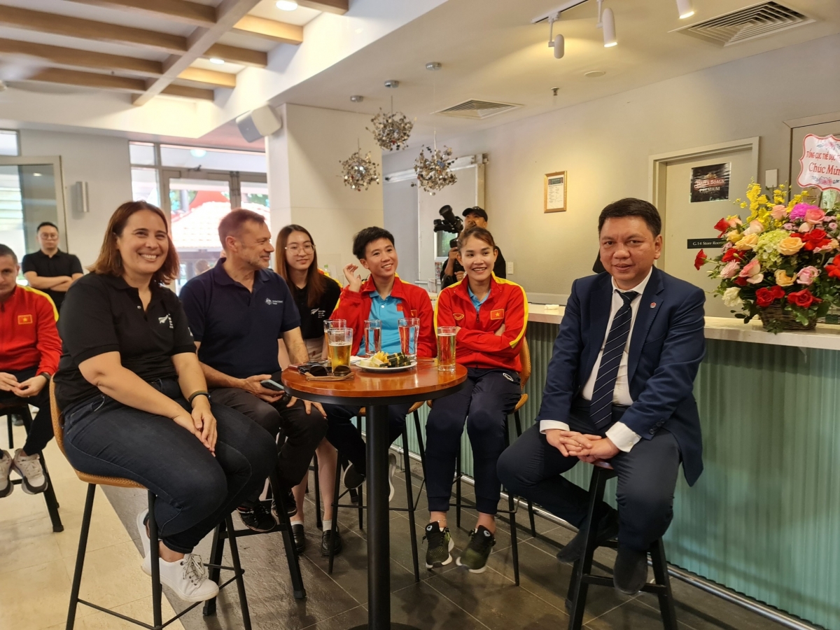 Đại sứ NewZealand và Australia cùng đội tuyển nữ Việt Nam theo dõi lễ bốc thăm