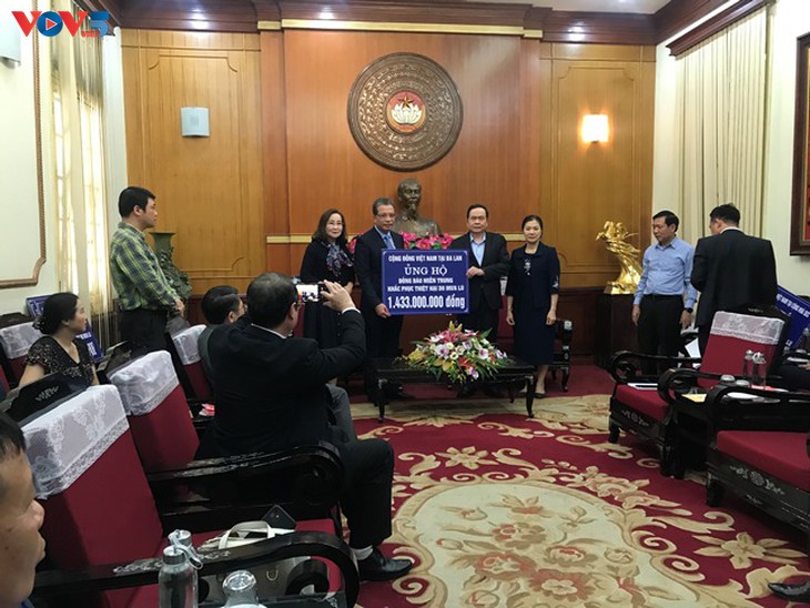 Ủy ban Nhà nước về NVNONN trao tiền ủng hộ của kiều bào tới đồng bào miền Trung - ảnh 2