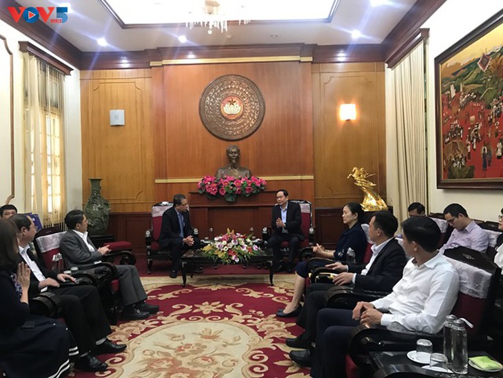 Ủy ban Nhà nước về NVNONN trao tiền ủng hộ của kiều bào tới đồng bào miền Trung - ảnh 1