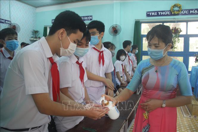 Học sinh cả nước trở lại trường trong điều kiện phòng dịch được siết chặt - ảnh 8