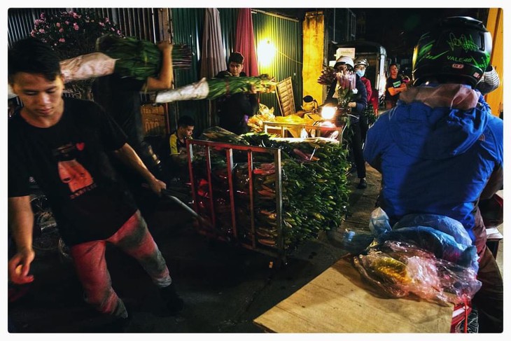 Nhộn nhịp chợ hoa đêm Quảng An những ngày giáp Tết - ảnh 11
